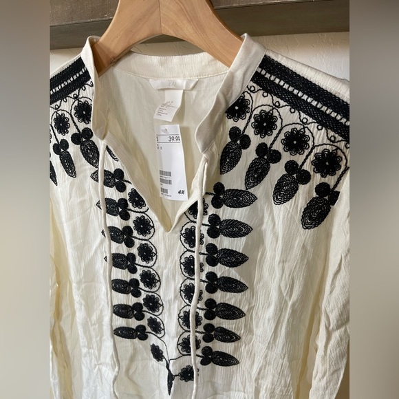 H&M| Cream Peasant Top, Boho Floral Style—Embroidered/Stitch Detail, Size 2••• - Picture 4 of 10